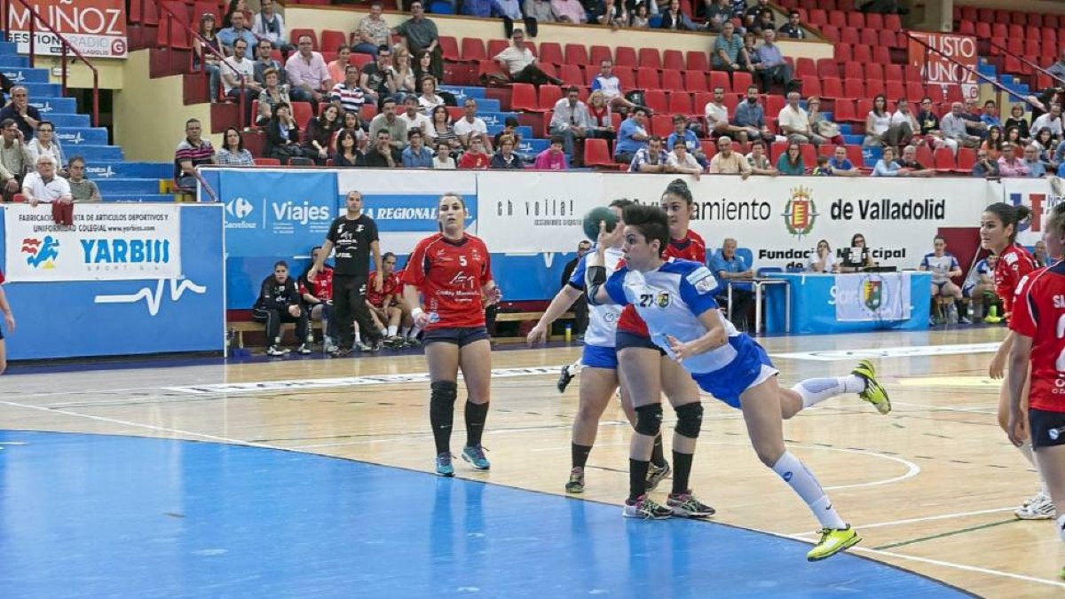 Alicia Fernández se desmarca ante la defensa del Porriño para lanzar-Pereira