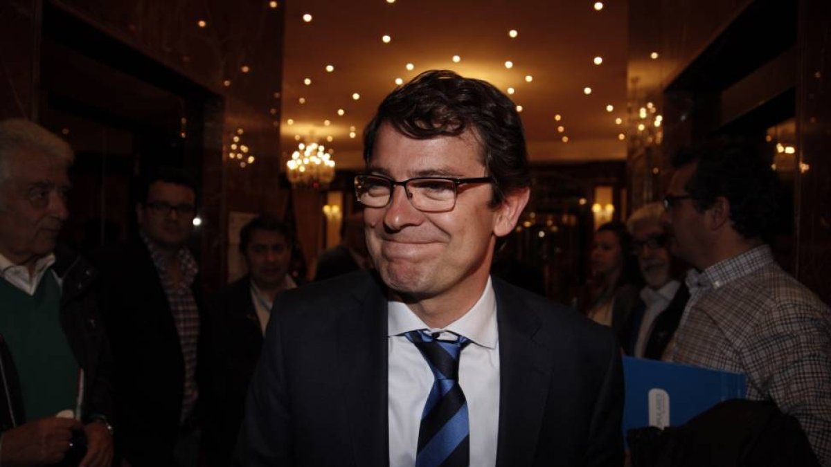 El candidato a la alcaldía de Salamanca, Alfonso Fernández Mañueco, junto a la candidata a las cortes, Josefa Garcia Cirac, y el presidente provincial del partido, Javier Iglesias valoran los resultados obtenidos en la provincia-Ical