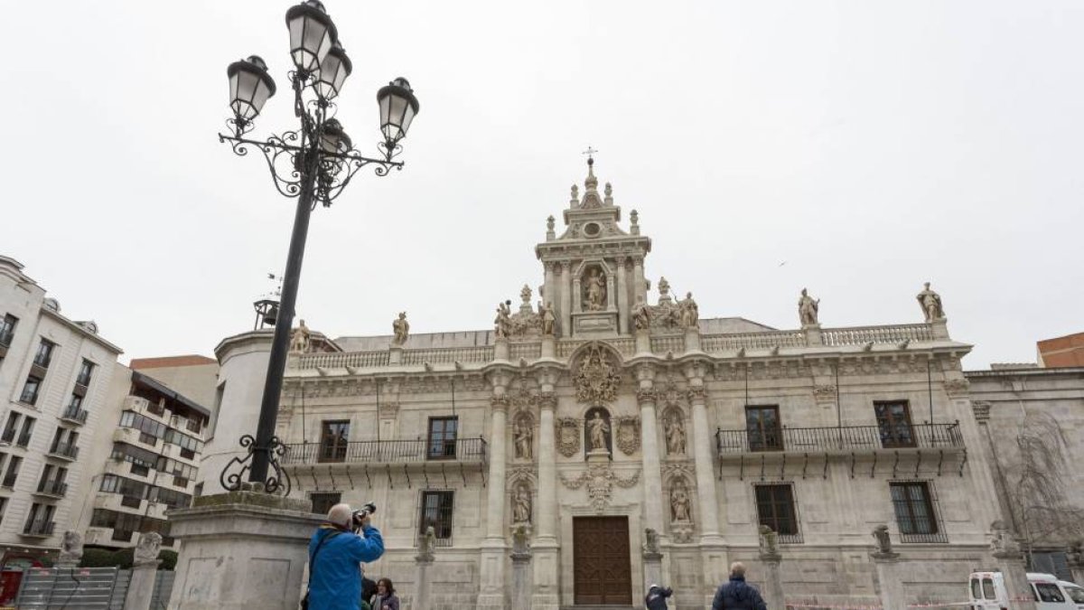 Retirada de los andamios en la fachada de la Universidad-Miguel Ángel Santos