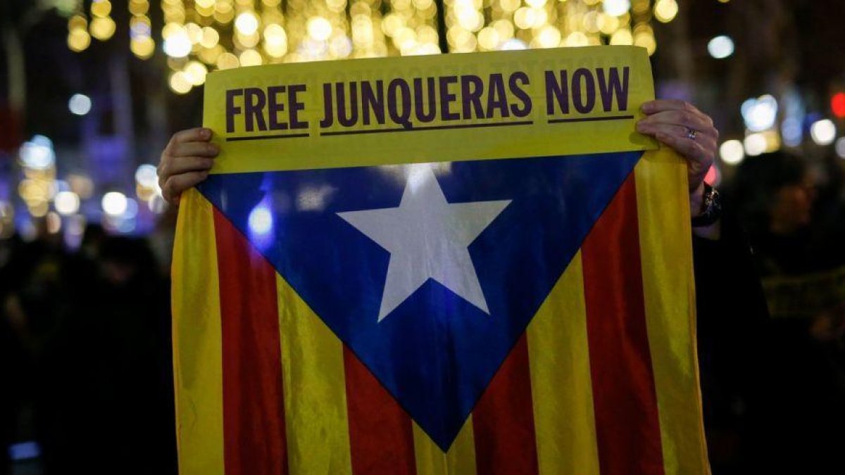 Pancarta por la libertad de Oriol Junqueras en el paseo de Gracia de Barcelona-AFP