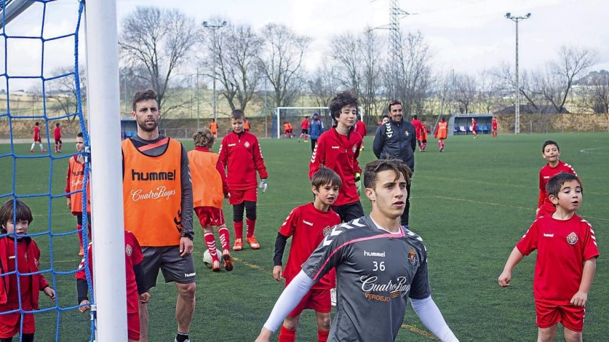 Rodri (con peto) y Hermoso, con los niños del campus de Semana Santa del Real Valladolid.-BALCAZA