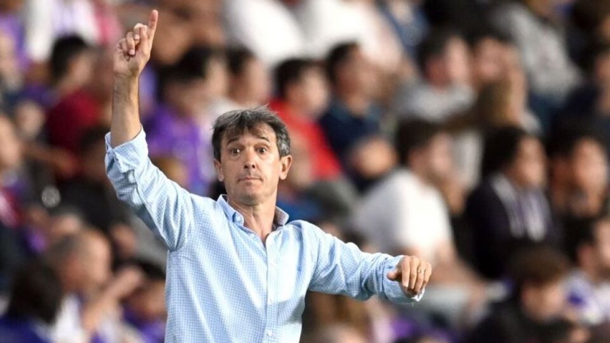 Pacheta da indicaciones en banda en el duelo ante el Almería. / LA LIGA