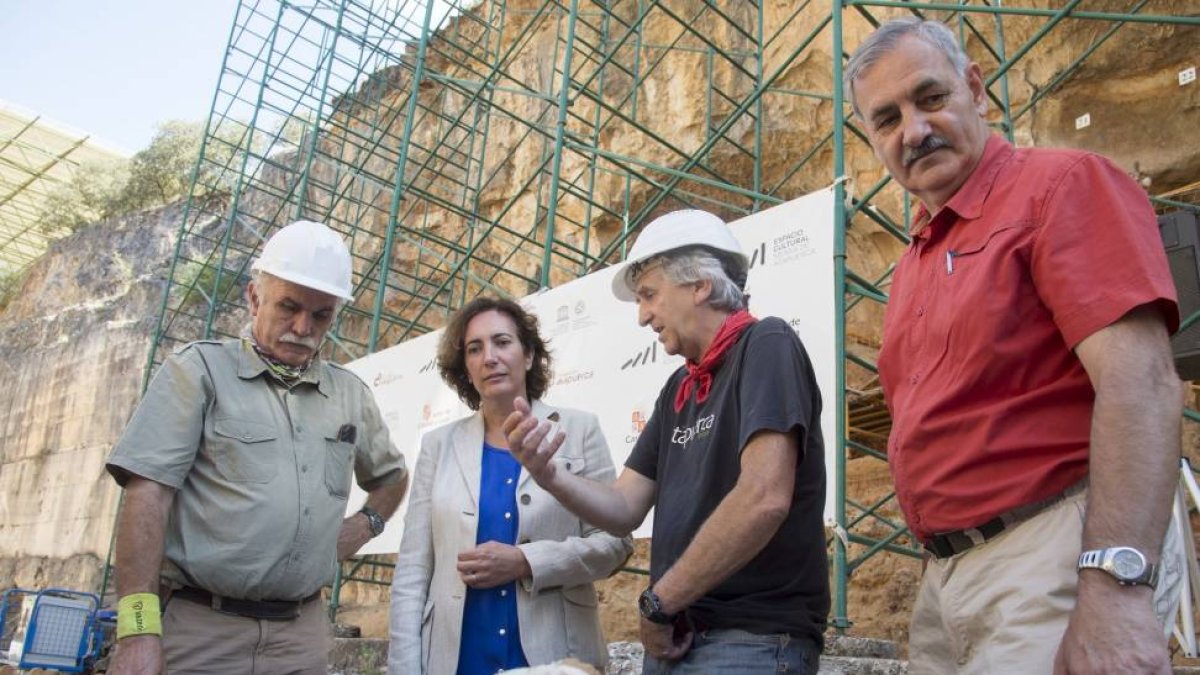 Arsuaga, de Castro y Carbonell, explican a la consejera García Cirac los hallazgos en Atapuerca.-Ical