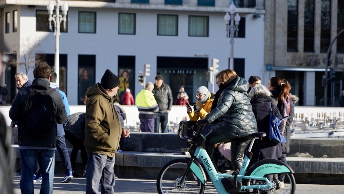 Una usuaria circula con una de las bicis de BIKI. | E. M.