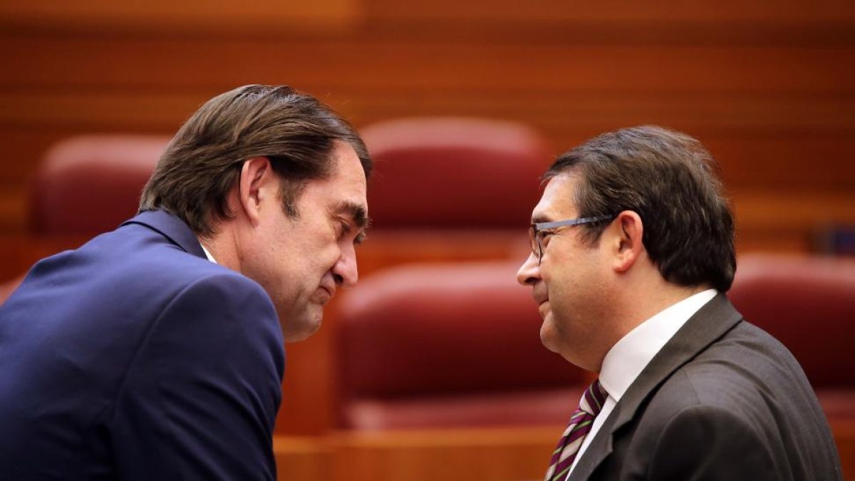 El consejero de Fomento, Juan Carlos Suárez-Quiñones, conversa con el procurador socialista Juan Luis Cepa-ICAL