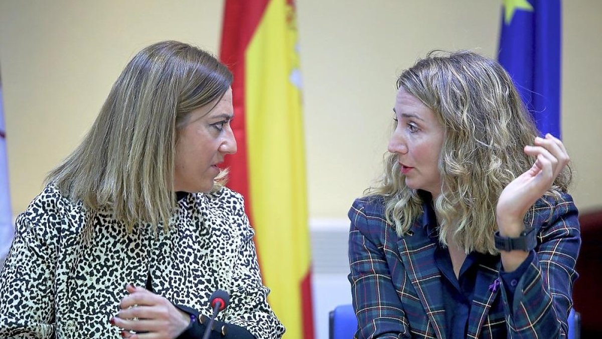 Virginia Barcones y Alicia García, durante la presentación del protocolo para las víctimas de violencia machista.-ICAL