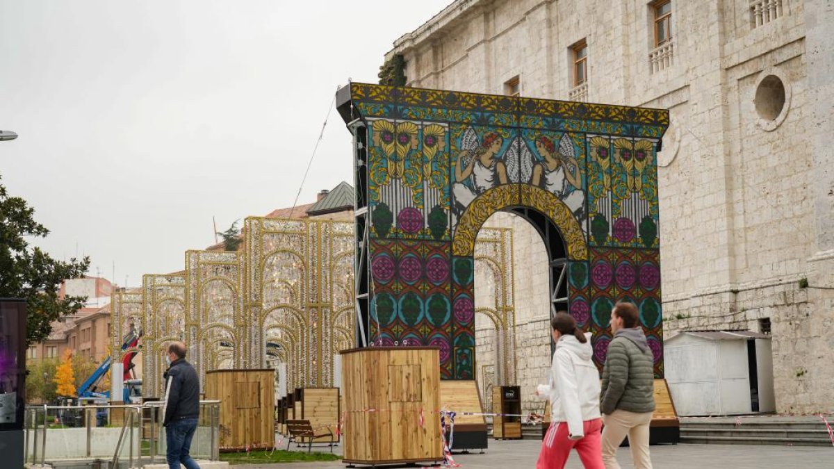 Instalación este lunes de el 'El Palacio de la luz' en la plaza de Portugalete de Valladolid. -J.M. LOSTAU
