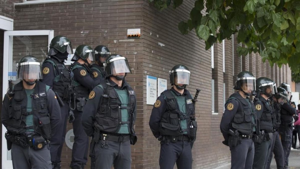Un grupo de guardias civiles custodian, el domingo, la puerta de un CAP de Sant Andreu de la Barca que fue un punto de votación del referéndum.-ALBERT BERTRAN