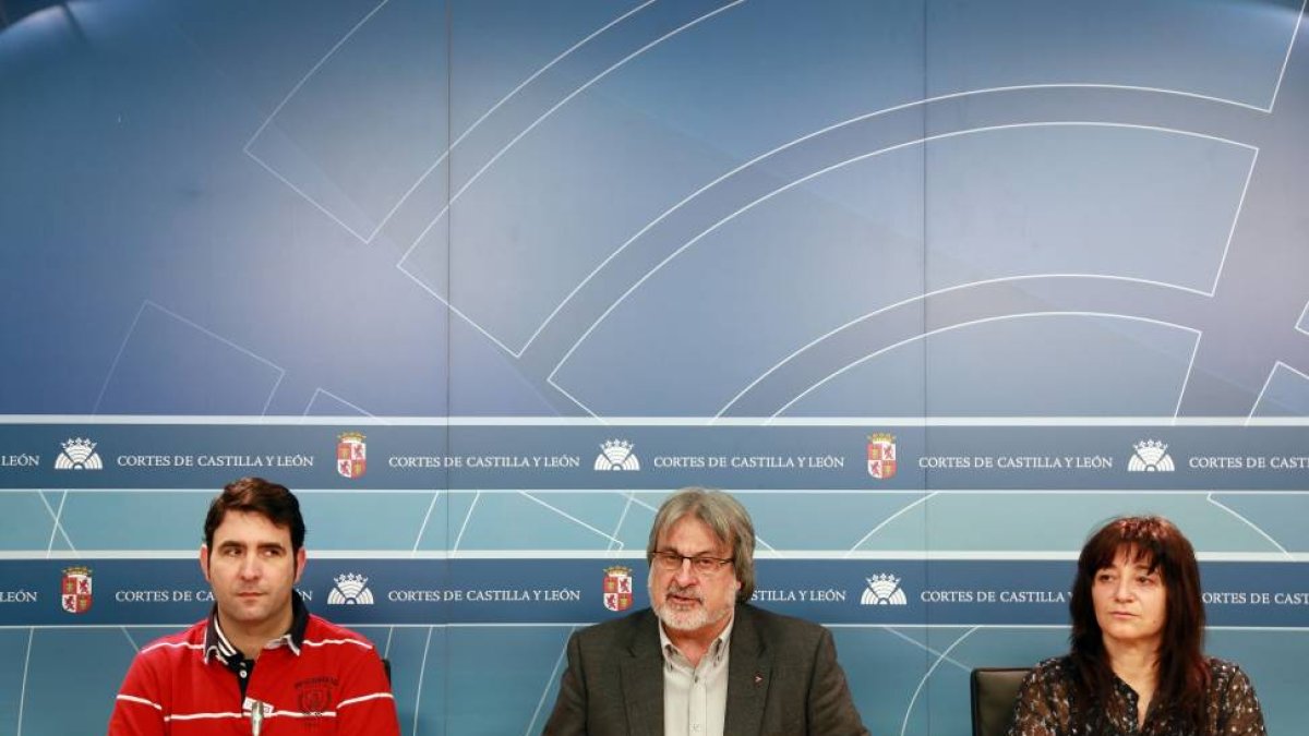 El procurador de IUCyL, José María González(C), junto al responsable de la sección Agroalimentaria de CCOO en Palencia, Ariel Ramos(I), y de la representante en el comité de empresa Inmaculada Castro-Ical