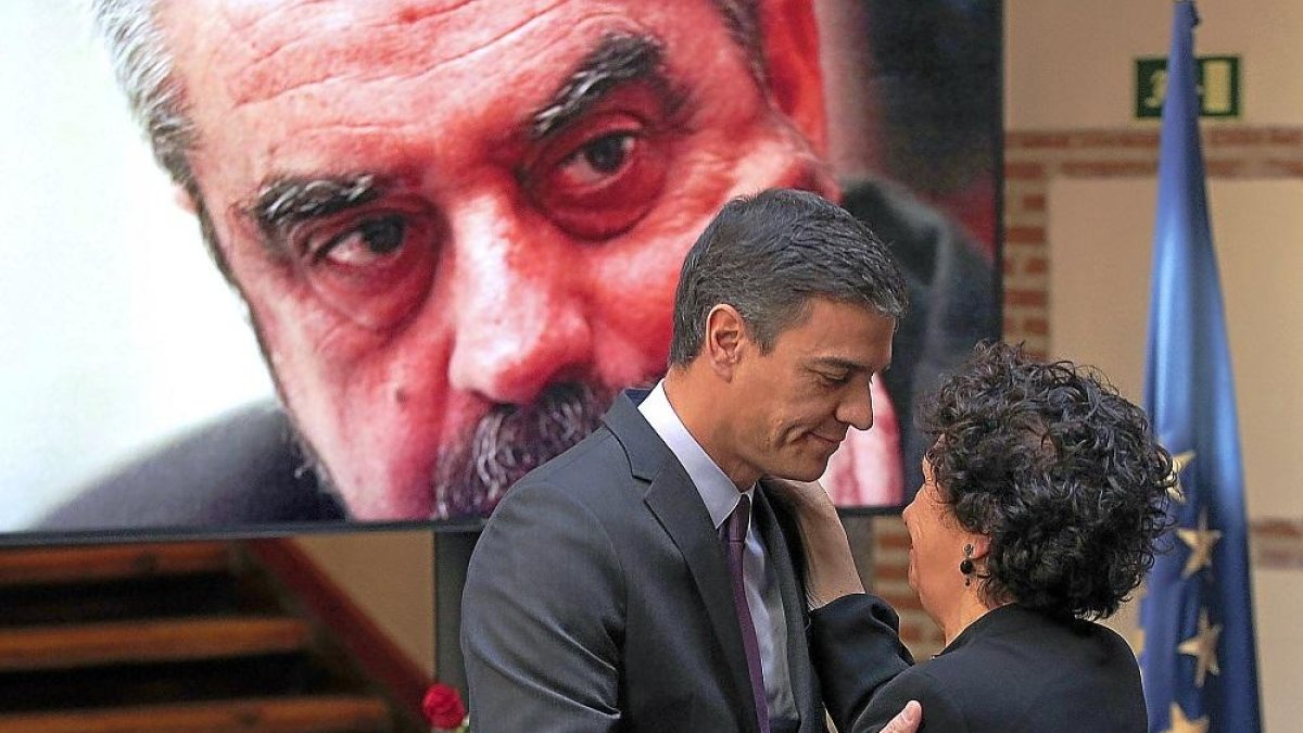 Pedro Sánchez abraza a la viuda de Tomás Rodríguez Bolaños, en un momento del homenaje en la FEMP.-ICAL
