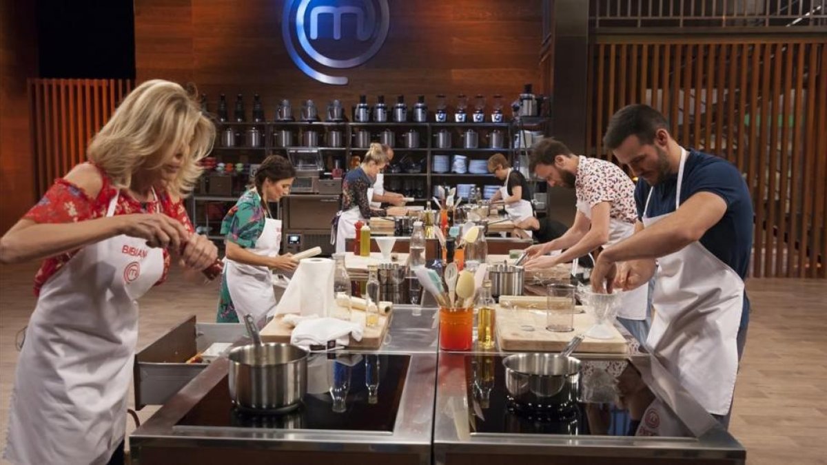 Los aspirantes a Masterchef celebrity se juegan el delantal dorado en La batalla del huevo.-RTVE