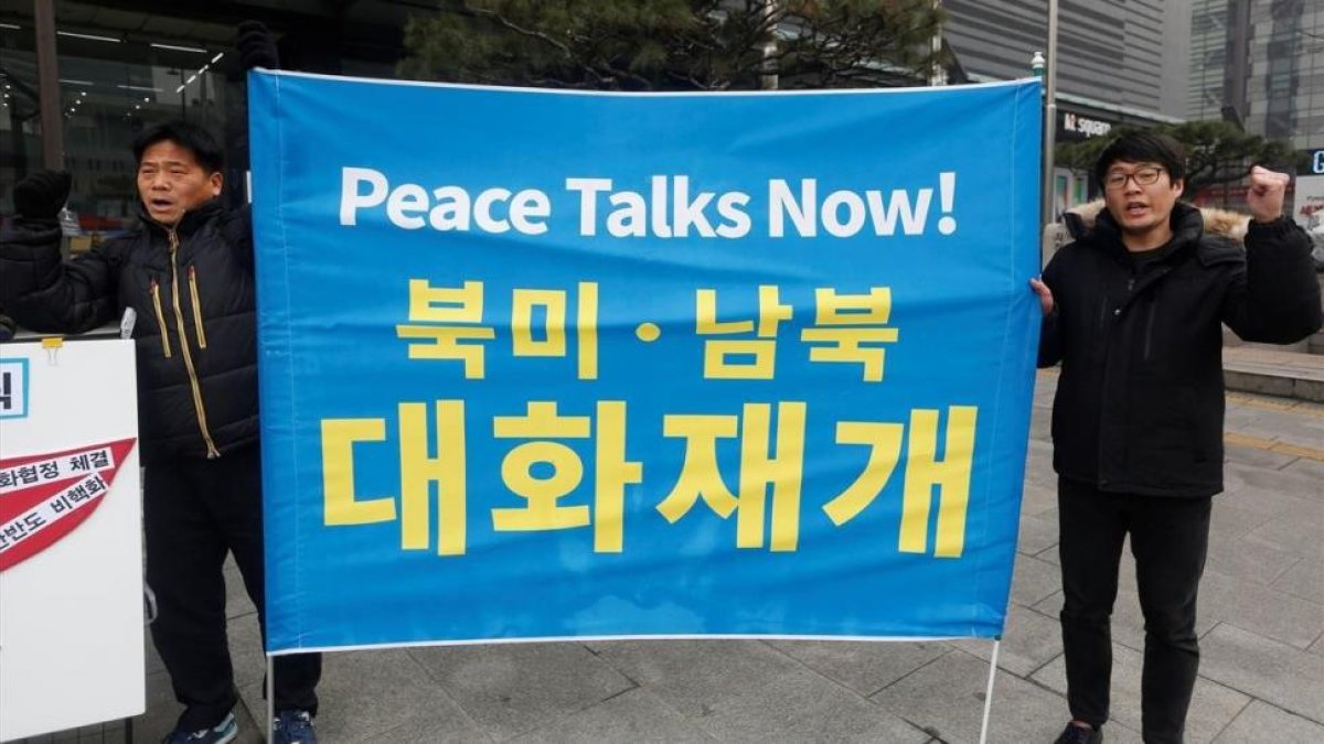 Manifestantes surcoreanos sostienen una pancarta que exige negociaciones de paz con Corea del Norte durante una protesta en Seúl.-EFE / JEON HEON-KYUN