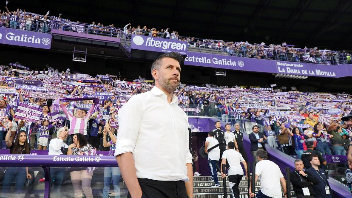 Pezzolano en la previa del partido con la afición de fondo / ICAL