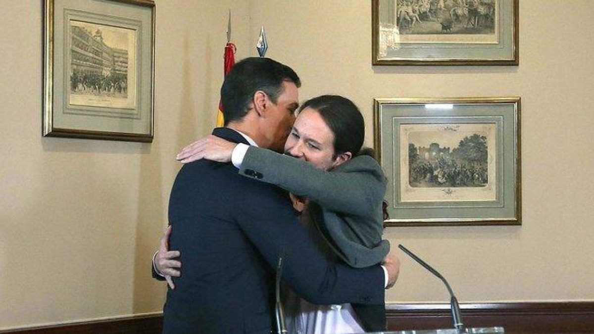 Abrazo entre Pedro Sánchez y Pablo Iglesias tras la firma del acuerdo.-DAVID CASTRO