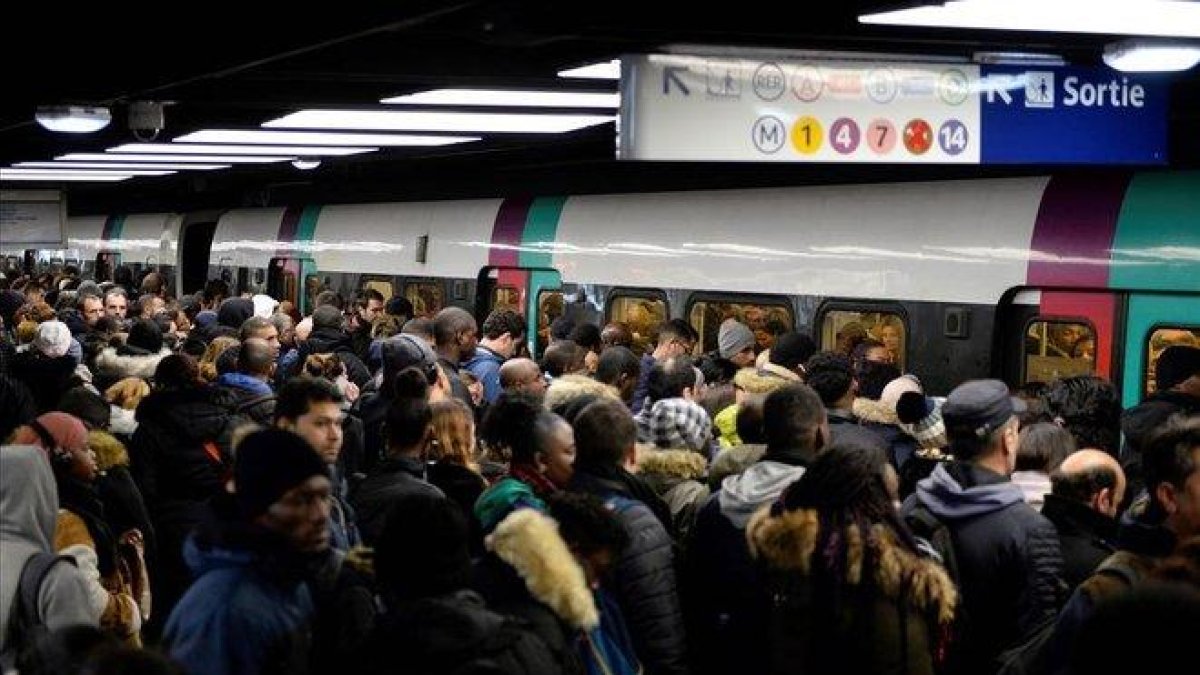 Aglomeraciones en el transporte de París por las protestas por la reforma de las pensiones.-AURORE MESENGE (AFP)