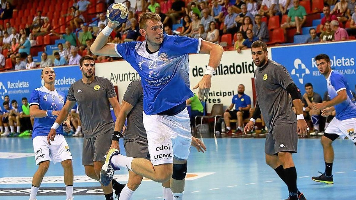 El ‘gigante’ del Recoletas Robin Dourte lanza desde el pivote tras superar la defensa arandina.-J. M. LOSTAU
