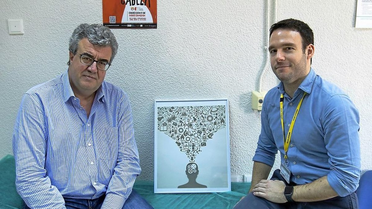 Los neurólogos Ángel Luis Guerrero y David García en el Edificio Rondilla de Valladolid.-J, M. LOSTAU