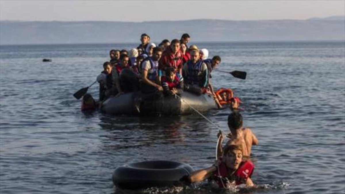 Un grupo de refugiados sirios y afganos llegan a la isla griega de Lesbos, en julio pasado.-AP/ SANTI PALACIOS