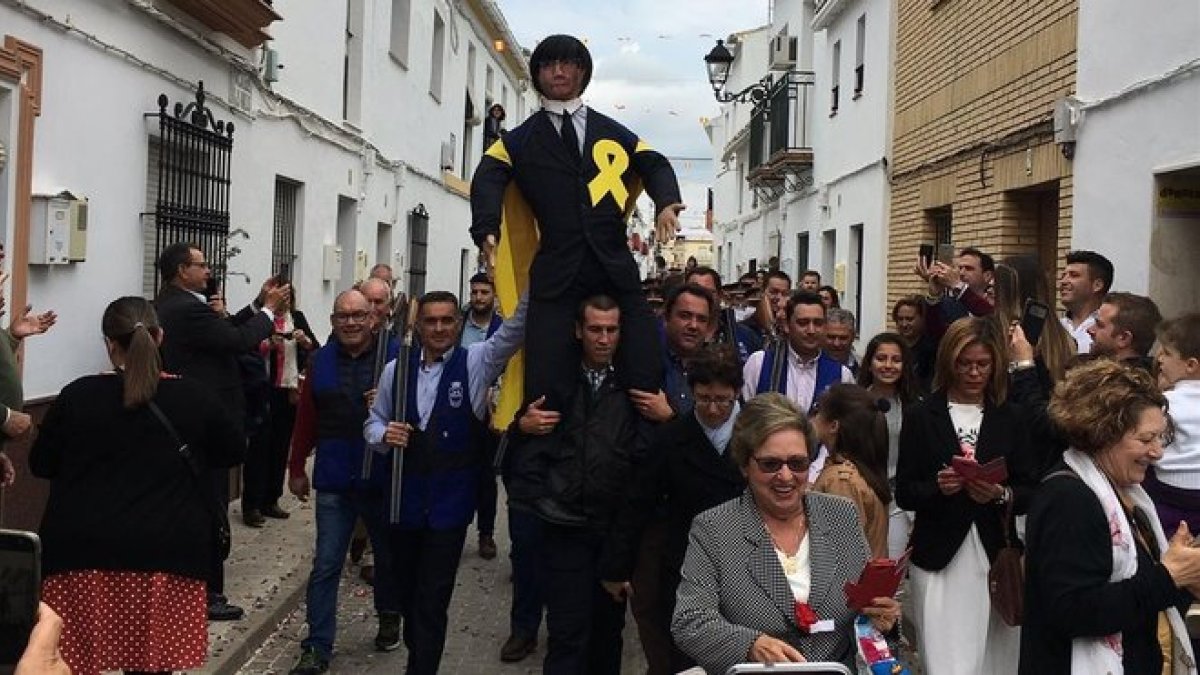Vecinos de Coripe (Sevilla) portan el Judas Puigdemont que será posteriormente quemado.-TWITTER