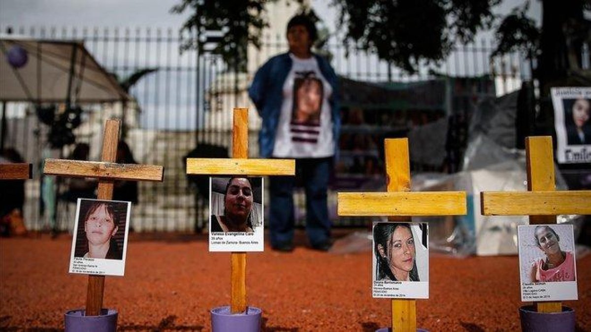 Instalación de denuncia de la violencia machista frente al Congreso de Argentina, en Buenos Aires, el pasado miércoles.-EFE / JUAN IGNACIO RONCORONI