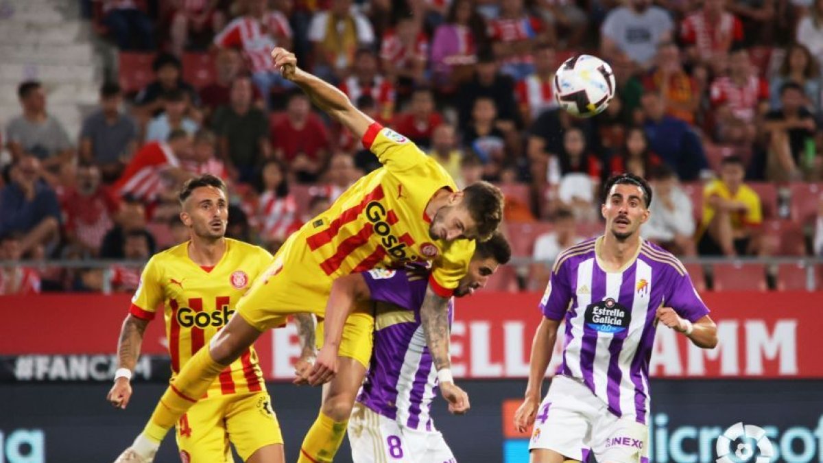Monchu pelea un balón por alto en el duelo en Girona. / LA LIGA