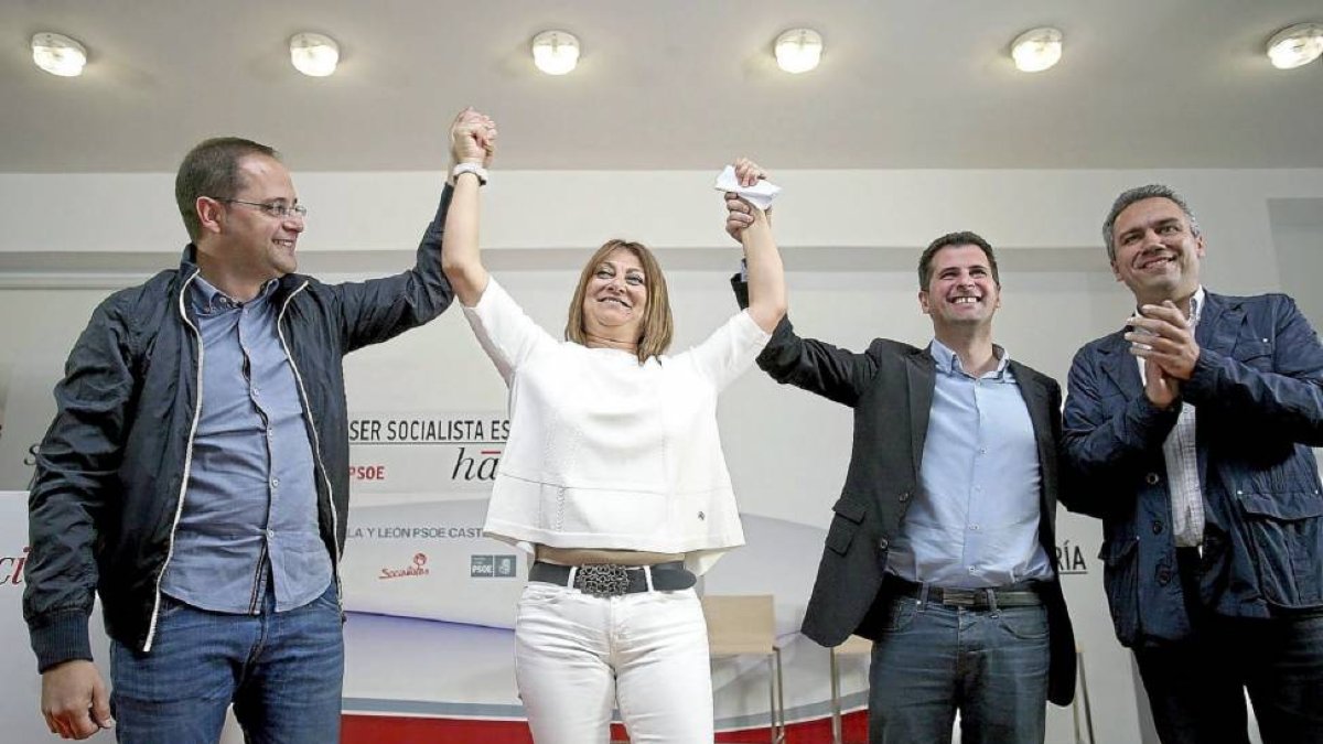 César Luena y Luis Tudanca alzan los brazos de Teresa López. A la derecha, Javier Izquierdo-Ical