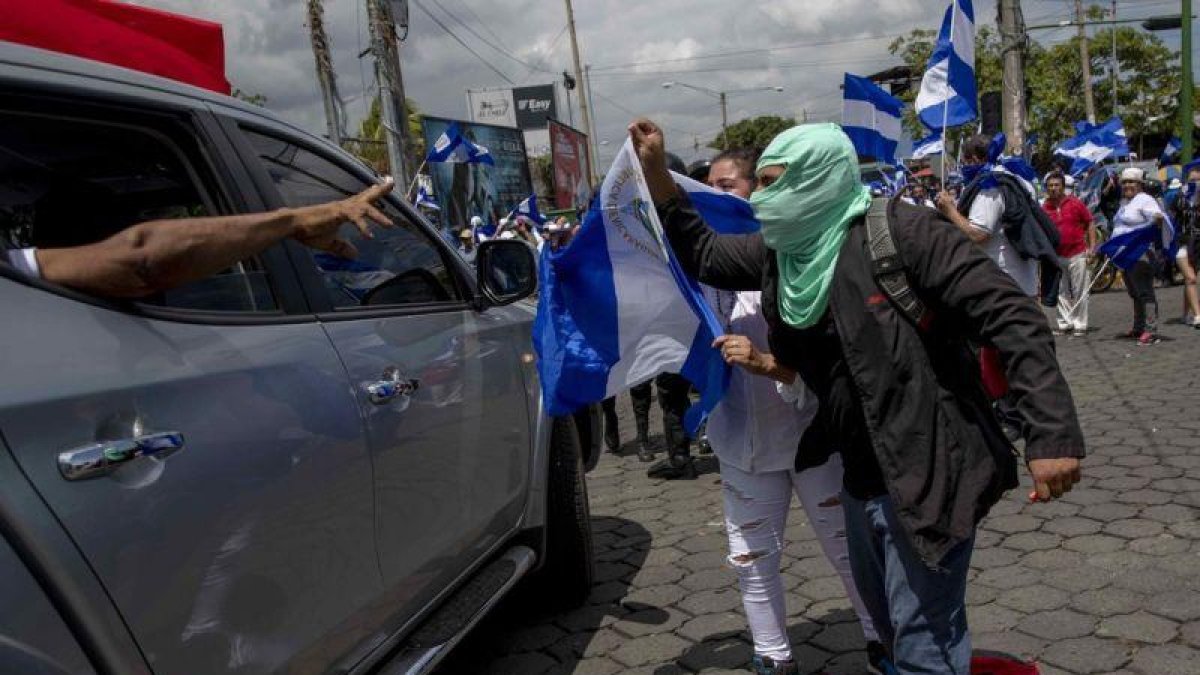 Manifestantes con banderas de Nicaragua participan en una marcha llamada La Marcha de las Banderas contra el gobierno del presidente Daniel Ortega.-JORGE TORRES (EFE)