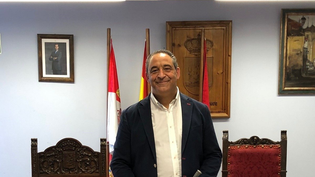 El alcalde de Renedo, Jesús Carlos Martín, cuando se proclamó regidor del municipio en septiembre de 2021. X: Renedo de Esgueva
