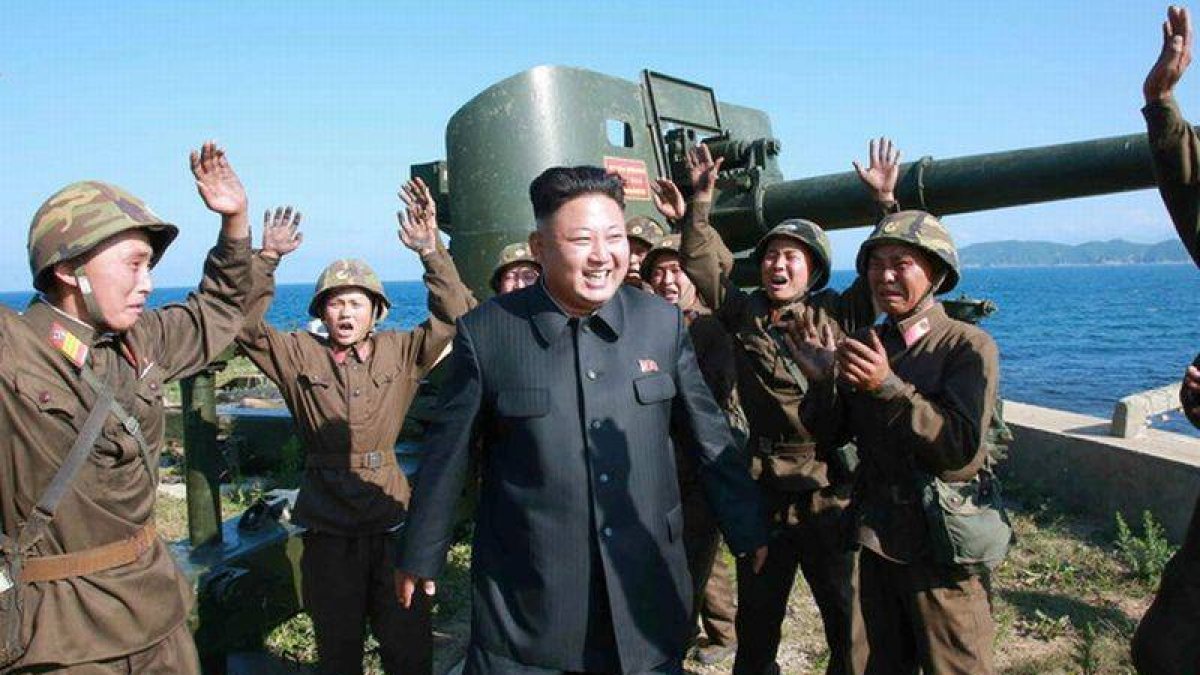El líder de Corea del Norte, Kim Jong-un, rodeado de militares, en una imagen difundida este domingo.-Foto: EFE / KCNA