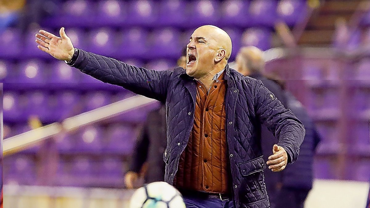 Luis César imparte instrucciones durante el reciente partido frente al Huesca.-J.M. LOSTAU