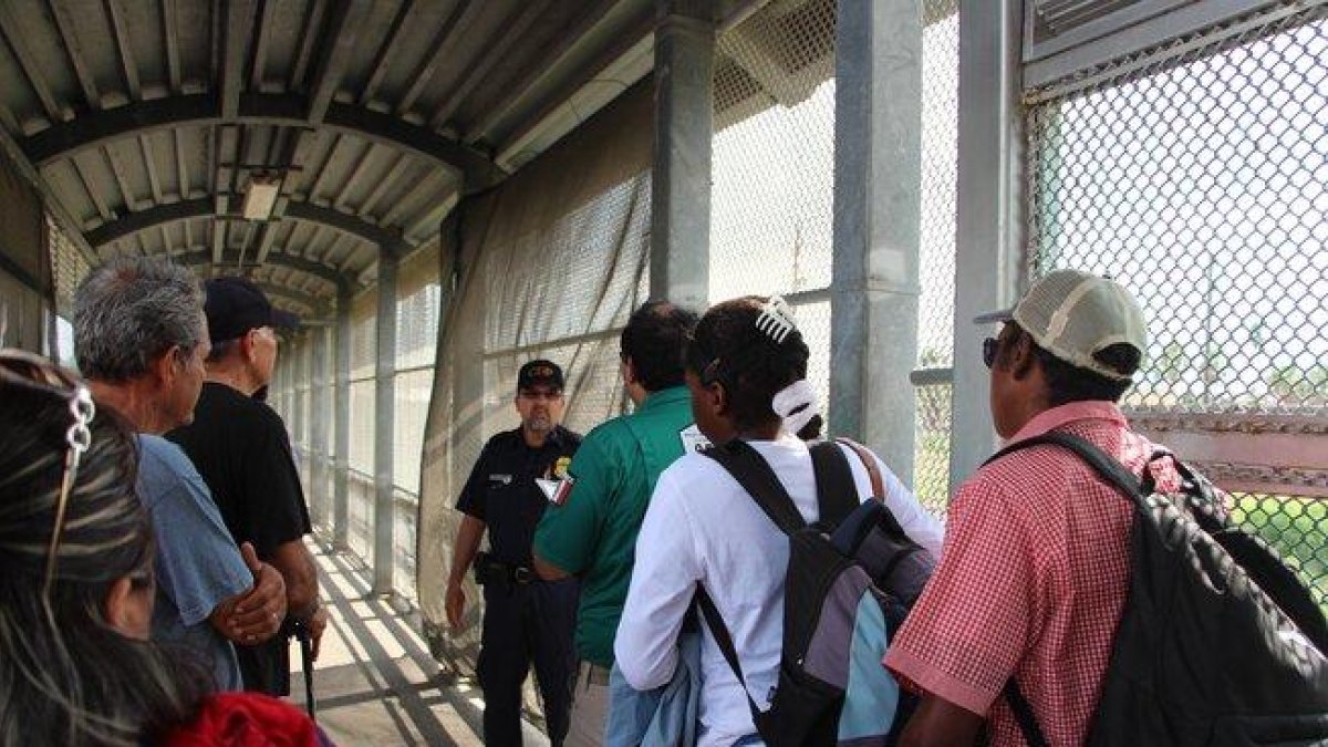 Inmigrantes centroamericanos acompañados por las autoridades de EEUU.-EFE