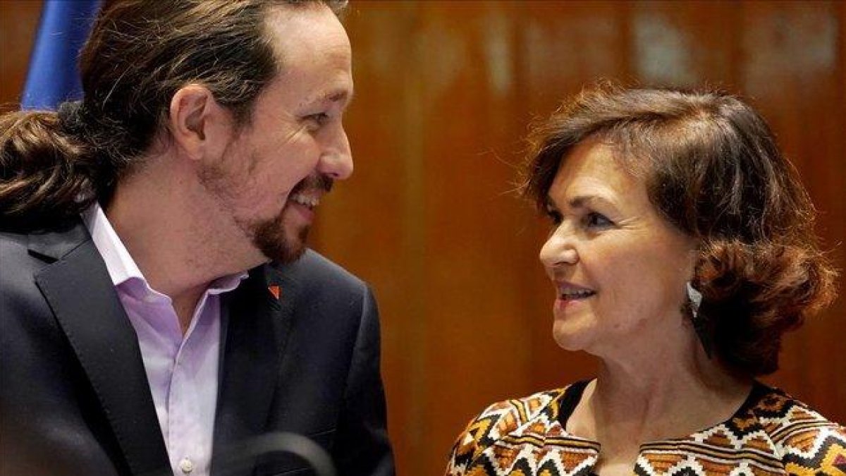 La vicepresidenta primera, Carmen Calvo, junto al vicepresidente segundo, Pablo Iglesias-JOSÉ LUIS ROCA