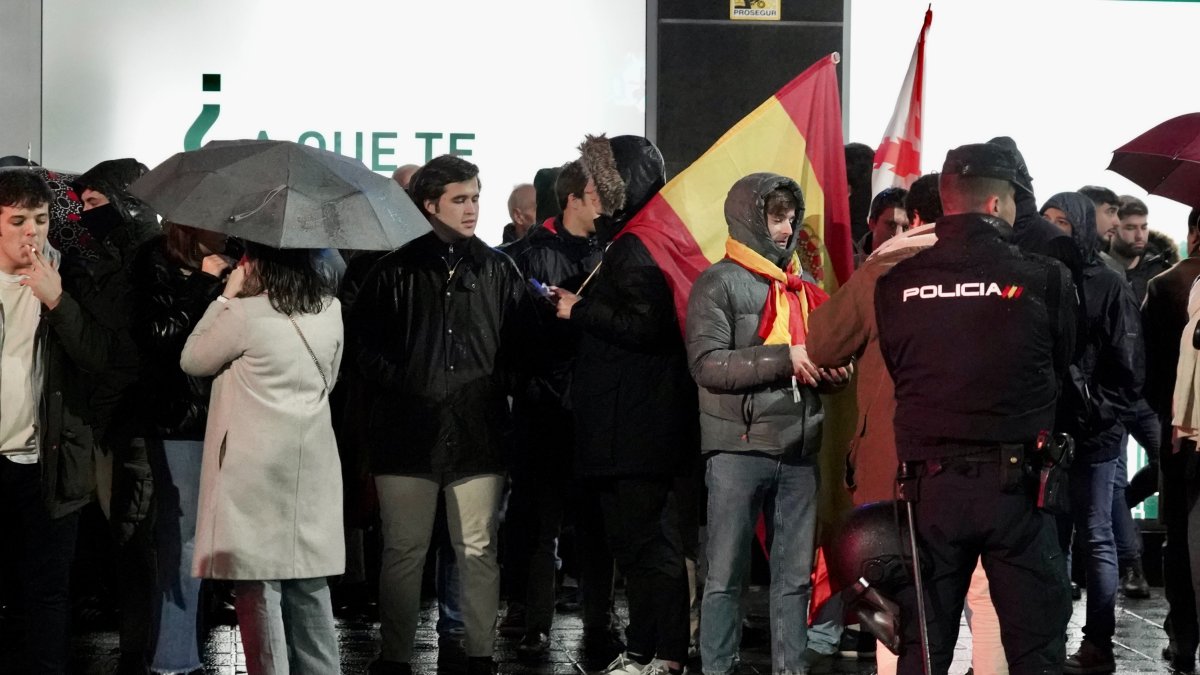 Sexto día de concentración en la sede del PSOE de Valladolid contra la amnistía.-ICAL
