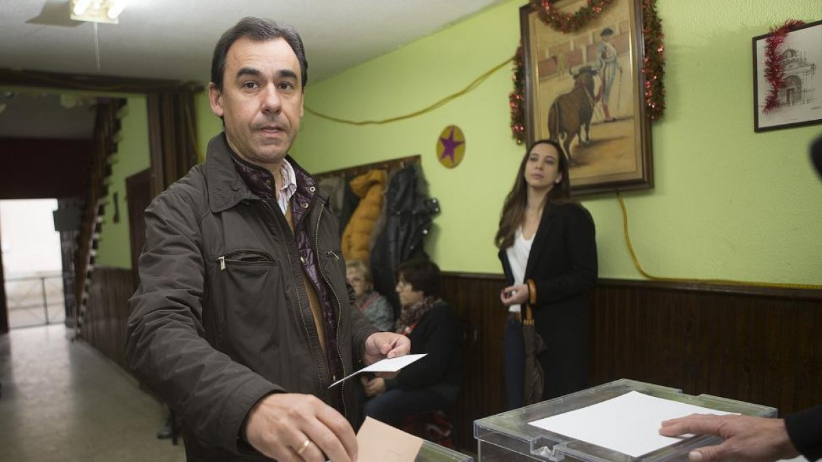 El vicesecretario de Organización del PP y candidato al Congreso por Zamora, Fernando Martínez-Maillo, vota en el Colegio San Frontis de Zamora-ICAL