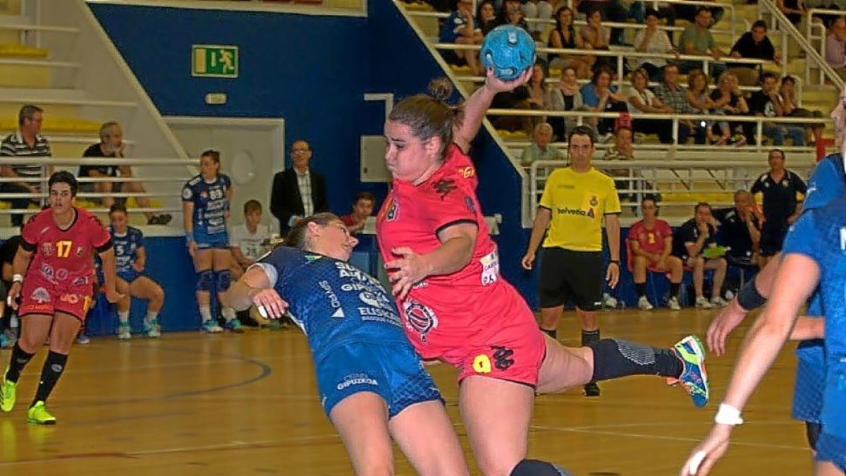 La pivote Bea Casquero gana la posición y tira a puerta ante una jugadora donostiarra.-