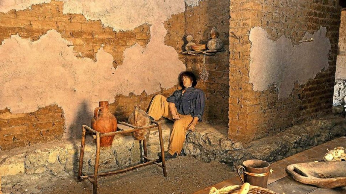 Recreación del interior de una vivienda medieval en el aula de arqueología.-El Mundo