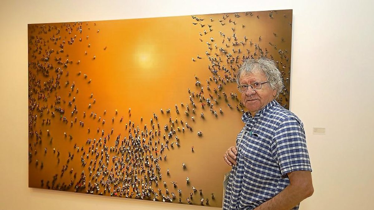 Ian Gibson, ayer, junto a una de las obras de Juan Genovés, que se exponen por primera vez.-J,M. LOSTAU