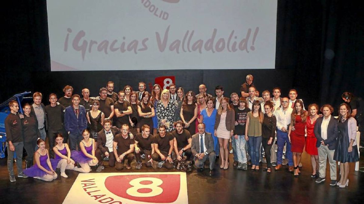 Equipo de La 8 Valladolid al finalizar la gala en el Teatro Lava.-J. M. Lostau
