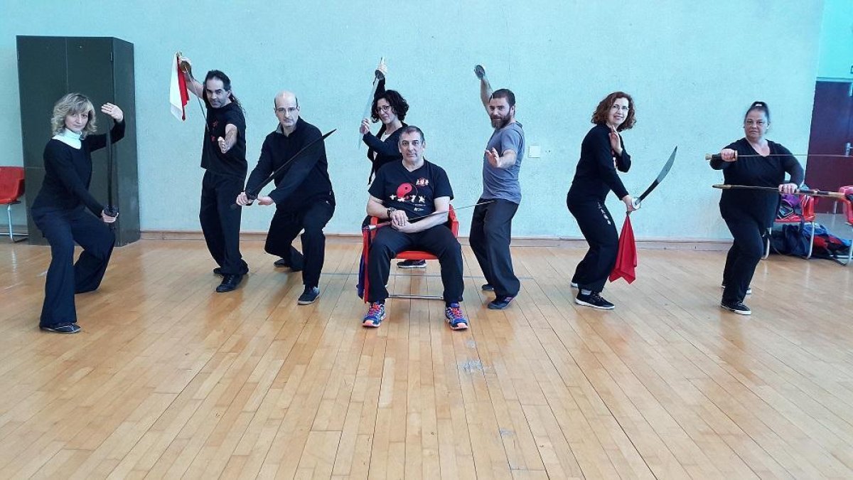Varios de los integrantes del Club Kundaly durante una exhibición de tai chi con armas, en este caso con espada.-E.M.