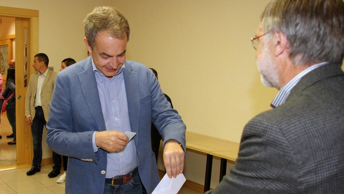 Rodríguez Zapatero ejerce su derecho al voto.-ICAL