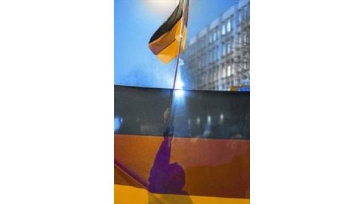 Un manifestante con una bandera en la marcha de Pegida, en Berlín, el lunes.-Foto: AFP / ODD ANDERSEN