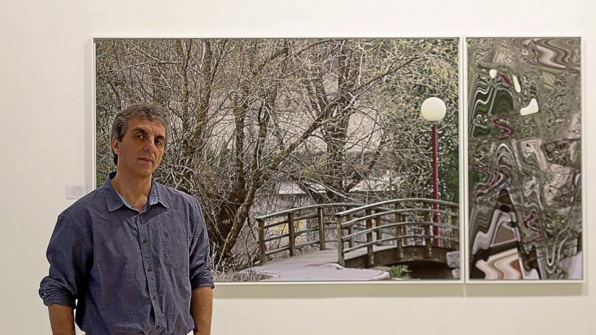 José Mª Marbán junto a una de las obras expuestas en la sala del Calderón.-M. Á. S.