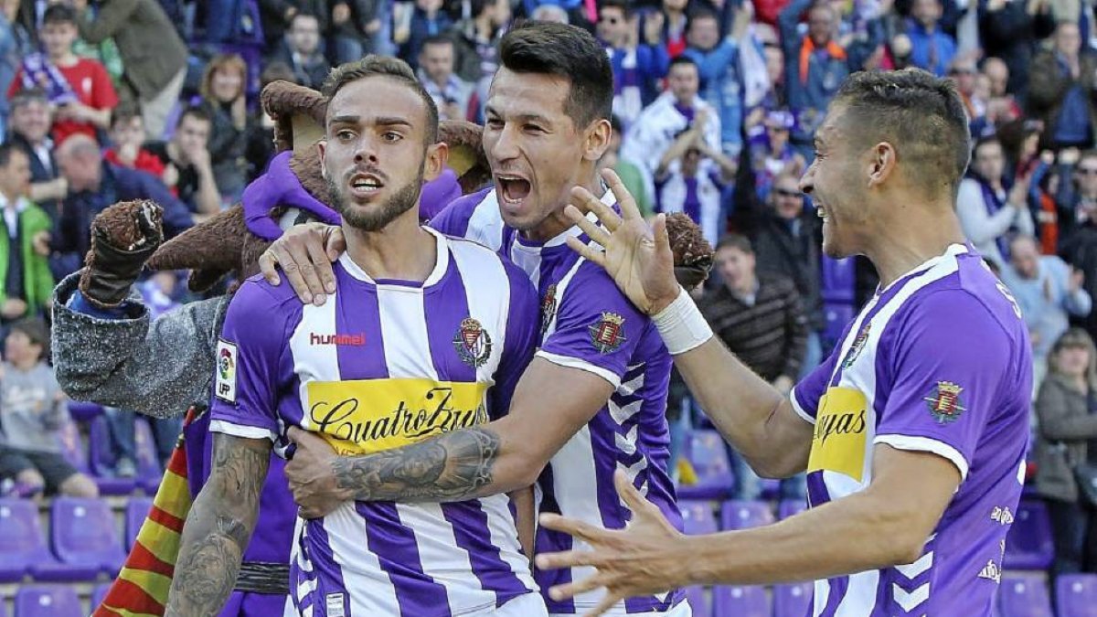 Roger, Hernán Pérez y Samuel celebran un gol en Zorrilla.-J.M. Lostau
