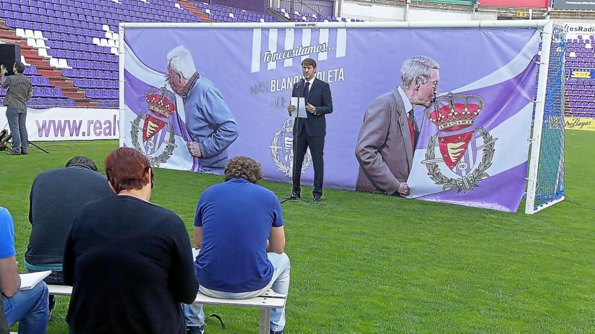 Carlos Suárez presenta la campaña de abonados sobre el césped de Zorrilla, ante las imágenes de Añíbarro y Alonso.-J. M. LOSTAU