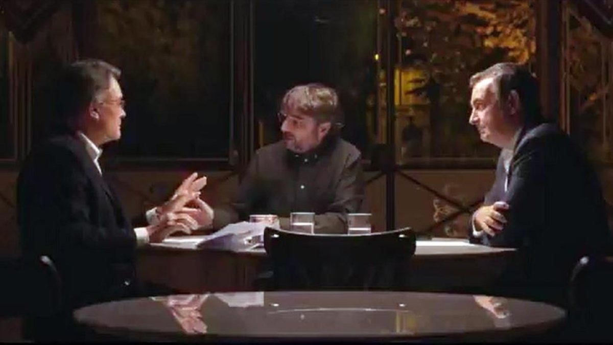 Jordi Évole, en el programa Salvados, con Artur Mas yY José Luis Rodríguez Zapatero.-EL PERIÓDICO