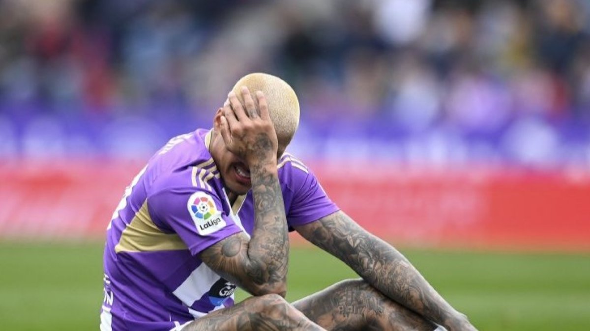 Kenedy, nada más lesionarse.
