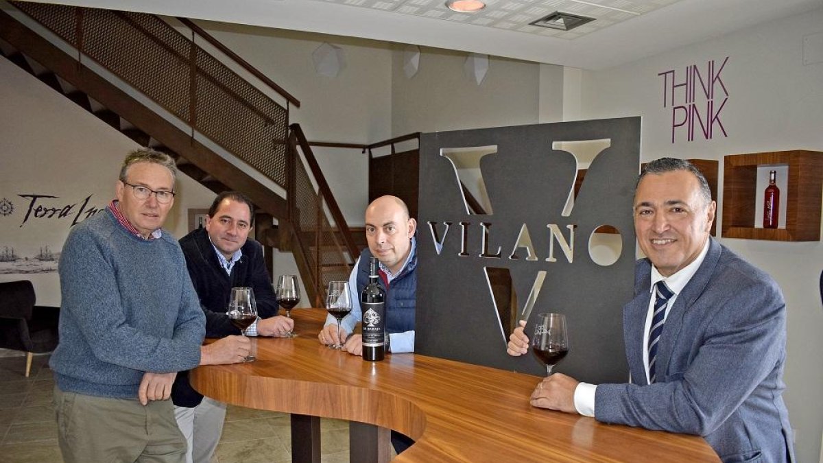De izda. a dcha.:  Julián Pascuas, presidente de la bodega;  el enólogo José Carlos Álvarez;  José Ignacio Rico, director comercial nacional y Desiderio Sastre, director general.-