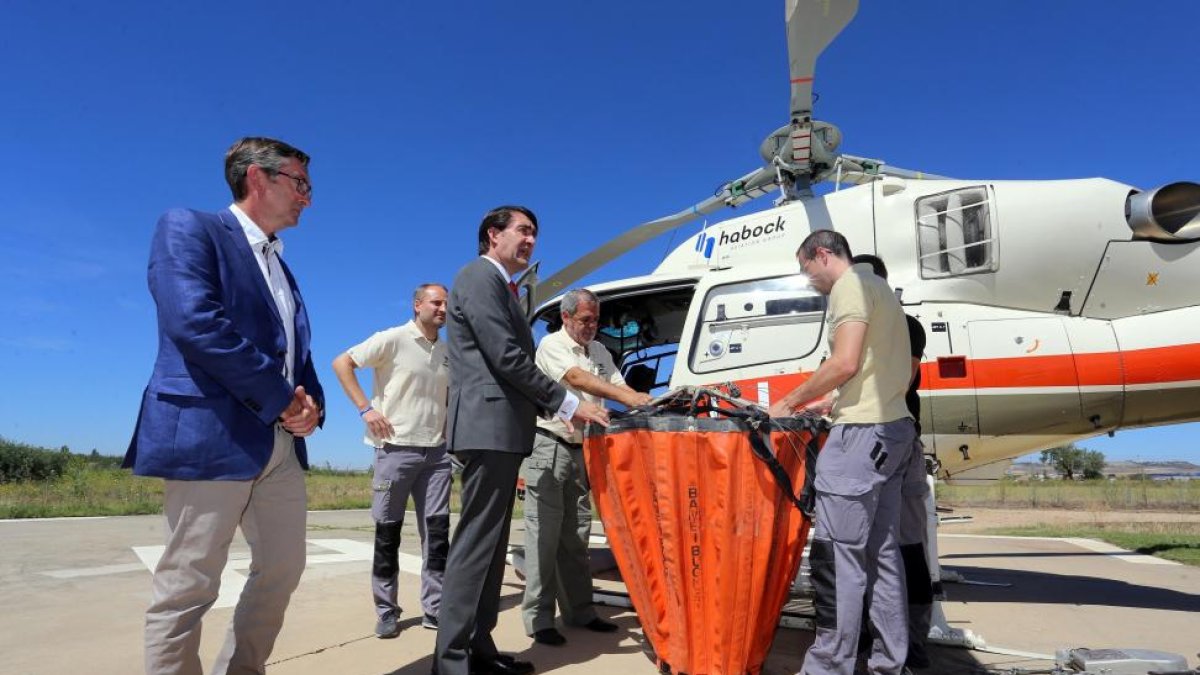 El consejero de Fomento y Medio Ambiente, Juan Carlos Suárez-Quiñones, visita los medios de coordinación aéreos de la Junta de Castilla y León.-ICAL