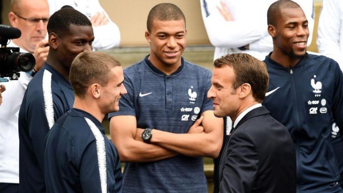 Macron y Griezmann, en París.-FRANCK FIFE