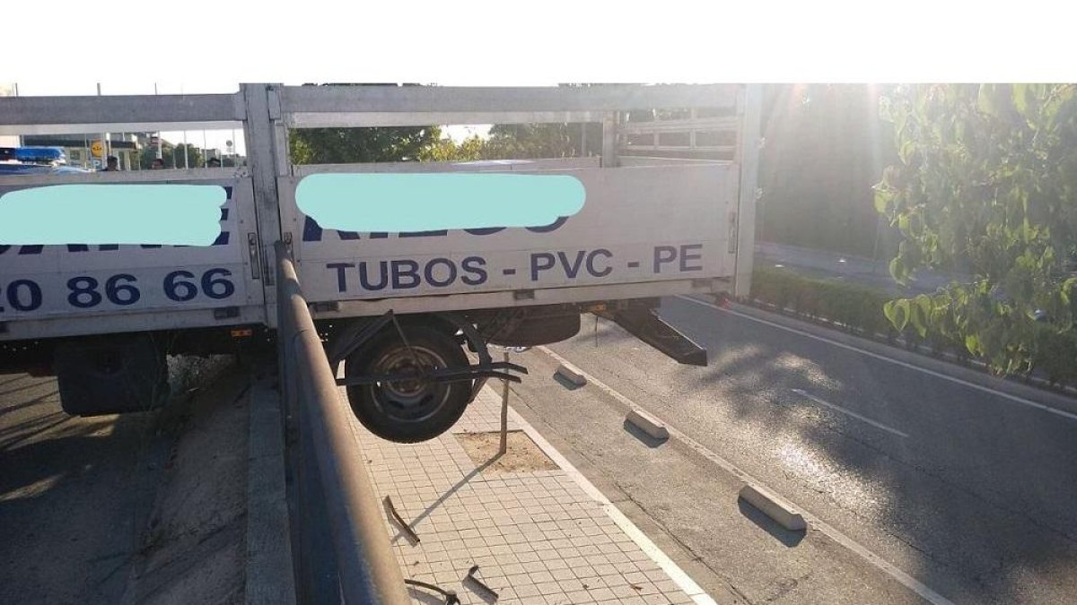 Estado en el que quedó el camión tras el accidente.-POLICIA VALLADOLID